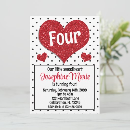 グリッタリー赤いハートスウィートアニーエイジ誕生日 招待状 (スタンド正面)