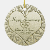 グリッターの一見のモノグラム記念日 セラミックオーナメント (裏面)