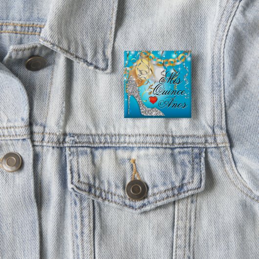 グリッターの小剣のお祝いのQuinceañeraの青 缶バッジ (インサイチュ)