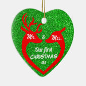 グリッターグリーンと赤は私たちの初めてのクリスマス セラミックオーナメント (右)