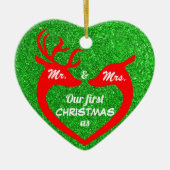 グリッターグリーンと赤は私たちの初めてのクリスマス セラミックオーナメント (正面)