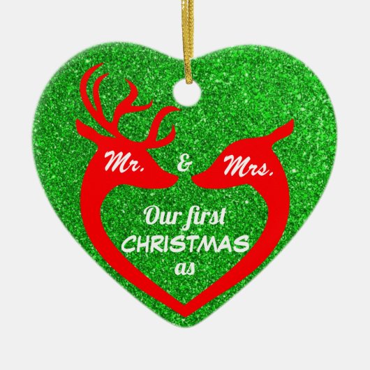 グリッターグリーンと赤は私たちの初めてのクリスマス セラミックオーナメント (正面)