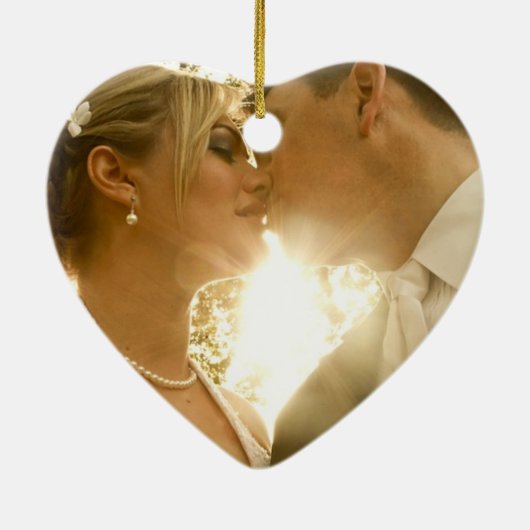 グリッターグリーンと赤は私たちの初めてのクリスマス セラミックオーナメント (裏面)