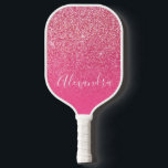 グリッタースパガーリーークリーバラピンクスクリプト名カスタム ピックルボールラケット<br><div class="desc">グリッターバラピンクスタイリッシュデザインとスクリプト文字を搭載したピッインスパイアクレボールのパドルでゲームを高めエレガントる。ギアに魅力を少し加えたいというプレイヤーに最適なパドルは、シックな美意識と機能を兼ね備えている。あなたはの遊おもしろいや競争の場合は、このトレンディーとパドルフェミニンは、裁判所で目立つようになる。</div>