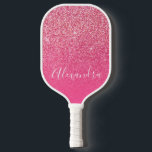 グリッタースパガーリーークリーバラピンクスクリプト名カスタム ピックルボールラケット<br><div class="desc">グリッターバラピンクスタイリッシュデザインとスクリプト文字を搭載したピッインスパイアクレボールのパドルでゲームを高めエレガントる。ギアに魅力を少し加えたいというプレイヤーに最適なパドルは、シックな美意識と機能を兼ね備えている。あなたはの遊おもしろいや競争の場合は、このトレンディーとパドルフェミニンは、裁判所で目立つようになる。</div>