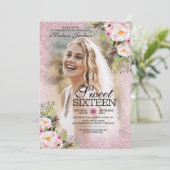 グリッターピンクフローラ写真テンプレートスウィート16パーティー 招待状 (スタンド正面)