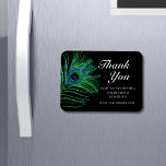 グリッターモダンフェザーボホシックサンキューユー マグネット<br><div class="desc">グリッターモダンフェザーBho Chic Thank You Small Business Promotion Magnetは、白い文字の文字「ありがとう」と共に、黒い背景に緑、青、紫のクジャクの羽をエレガント付けモダンた。すべての文字と背景色はカスタマイズ可能。表示された文字・ボックスで文字を編集してパーソナライズEvco Studioによる設計https://www.zazzle.com/store/evcostudio</div>