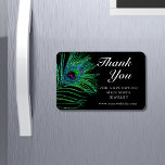 グリッターモダンフェザーボホシックサンキューユー マグネット<br><div class="desc">グリッターモダンフェザーBho Chic Thank You Small Business Promotion Magnetは、白い文字の文字「ありがとう」と共に、黒い背景に緑、青、紫のクジャクの羽をエレガント付けモダンた。すべての文字と背景色はカスタマイズ可能。表示された文字・ボックスで文字を編集してパーソナライズEvco Studioによる設計https://www.zazzle.com/store/evcostudio</div>