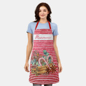 グリッタールックレッドパインキャンディケインブーケクリスマス エプロン (着用した状態)