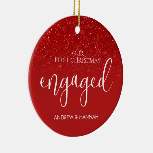 グリッターレッド私たちの初めてのクリスマス婚約した写真 セラミックオーナメント (右)