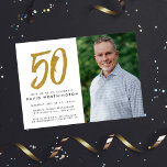 グリッター金ゴールド50th birthday party photo invitation 招待状<br><div class="desc">50祝年間この白と黒と金ゴールドのグリッターの招待でフェイク、大規模な様式化50とゲストまたは名誉のゲストの写真。これは50歳の誕生日や50周年のパーティーに適している。</div>