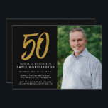 グリッター金ゴールド50th birthday party photo invitation 招待状<br><div class="desc">50祝年間この黒と金ゴールドのグリッター招待でフェイク、大規模な様式化50とゲストまたは名誉のゲストの写真をフィーチャー。これは50歳の誕生日や50周年のパーティーに適している。</div>