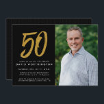 グリッター金ゴールド50th birthday party photo invitation 招待状<br><div class="desc">50祝年間この黒と金ゴールドのグリッター招待でフェイク、大規模な様式化50とゲストまたは名誉のゲストの写真をフィーチャー。これは50歳の誕生日や50周年のパーティーに適している。</div>