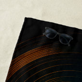 グリッチウェーブ・サウンド・アートに浮かぶ宇宙飛行士 ビーチタオル (インサイチュ)