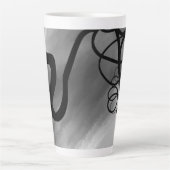 グリッド上：抽象芸術グレー、白黒 カフェラテマグ (正面)