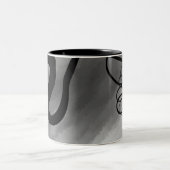 グリッド上：抽象芸術グレー、白黒 ツートーンマグカップ (中央)