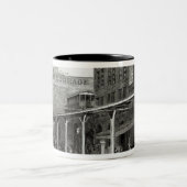 グリニッジの通り、ニューヨークの高い鉄道 ツートーンマグカップ (中央)