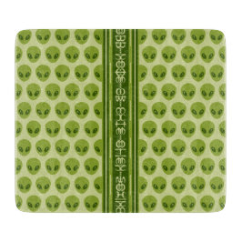 グリフにあなたの名前と可愛いグリーンエイリアンパターン カッティングボード