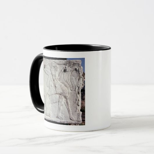グリフィンの切り分けられたレリーフ、浮き彫りの葬儀の壷 マグカップ (正面左)