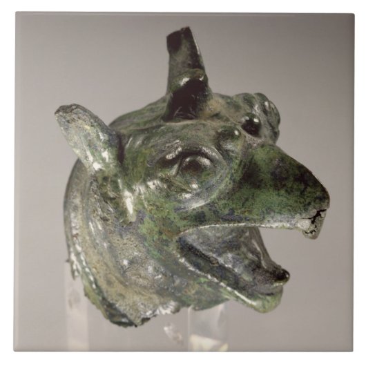 グリフィンの頭部、大がまの付属品の片、f タイル (正面)