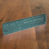 グリメリーティール(緑がかった色) グランジ |濃い濃い緑のグラームダマスク デスクネームプレート (側面)