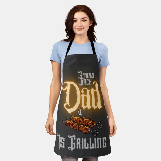 グリルおもしろい引用文スタンドバックパパがグリル エプロン (着用した状態)