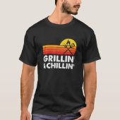 グリルと冷たいスモークミートBBQギフトホーム Tシャツ (正面)