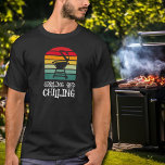 グリルと冷たいBBQ Tシャツ<br><div class="desc">カラフルにBBQグリルストライプを付け、「グリルと肌寒さ」という言葉を使って、このTシャツは父の日やクリスマス、誕生日に男に最適なプレゼントだ。コレクション内の一致アイテム。</div>