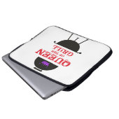 グリルのクイーンズパープルクラウンレッド ラップトップスリーブ (正面下部)