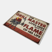 グリルのマスターはここにラグ、おいしい食べ物を住んでいる ドアマット (アングル)