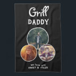 グリルダディモダンオーバル3 Photo Father's Day キッチンタオル<br><div class="desc">グリルダディモダンブラックオーバル3フォトファーザーの日のキッチンタオル。楕円フレームの3枚 – 3枚の写真を追加。キッチンタオルの文字は任意に変更できる。このパーソナライズされたタオルは父の日、誕生日、クリスマスのパパに最適な記念品だ。</div>