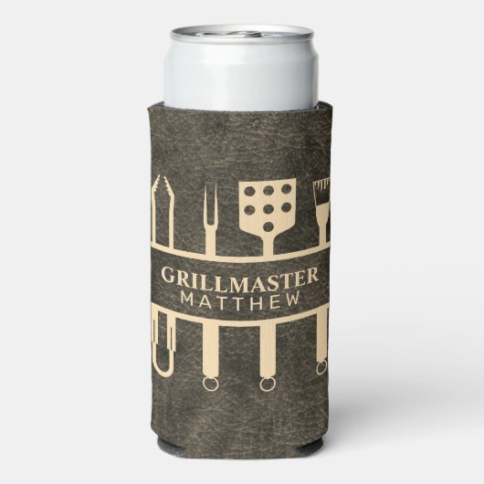 グリルマスターbbqレザーフェイク名前をカスタムするクラシック スリム缶クーラー (Seltzer裏面)