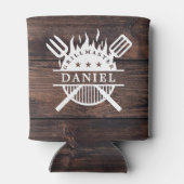 グリルマスターBBQ素朴ダークウッドプリント 缶クーラー (裏面)