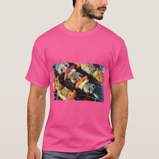 グリル肉の串焼きアートTシャツ Tシャツ (正面)