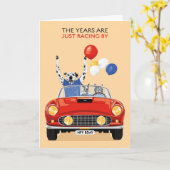 グリーティングカードで競走するスポーツカーの年のペット カード (黄色い花)