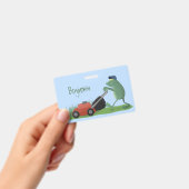 グリーンおもしろいカエルの芝刈り漫画 バッジ (手持ち)