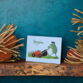 グリーンおもしろいカエルの芝刈り漫画 フォトプラーク (側面)