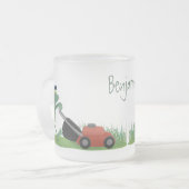 グリーンおもしろいカエルの芝刈り漫画 フロストグラスマグカップ (正面左)