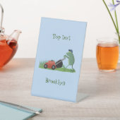 グリーンおもしろいカエルの芝刈り漫画 台座サイン (インサイチュ)