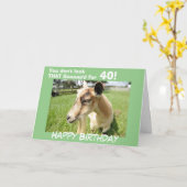 グリーンおもしろいヤギのユーモアカスタム誕生日 カード (黄色い花)