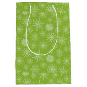 グリーンかわいらしホワイトスノーフレークスクリスマスホリデー ミディアムペーパーバッグ (正面)