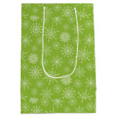 グリーンかわいらしホワイトスノーフレークスクリスマスホリデー ミディアムペーパーバッグ (裏面)