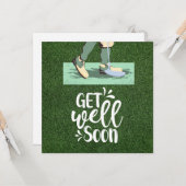 グリーンでゴルフをするゴルファーと一緒に早く良くなる カード (正面/裏面インサイチュ)