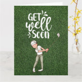 グリーンでゴルフをするゴルファーと一緒に早く良くなる カード (黄色い花)