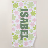 グリーンとピンクのグルービーフローラ名前をカスタムする ビーチタオル (正面)