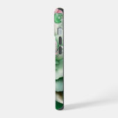 グリーンとピンクのジャイアントバラ iPhone 15ケース (左側面)