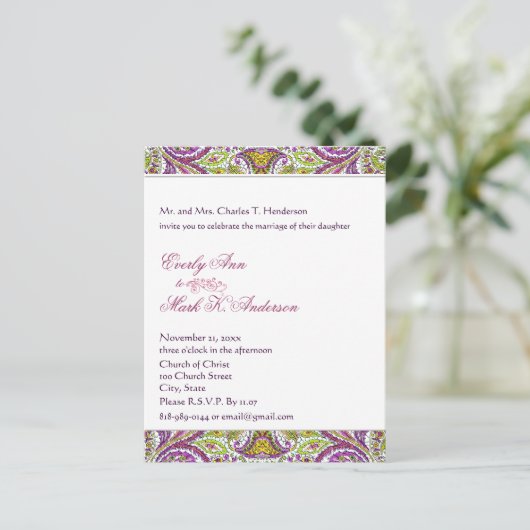 グリーンとピンクのペイズリー結婚ズ インビテーションポストカード (スタンド正面)