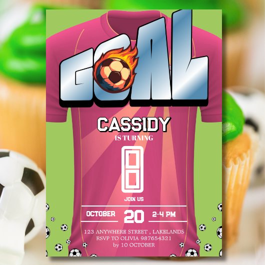 グリーンとピンクの女子サッカーシャツの誕生日パーティー 招待状