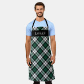グリーンとブラックウォッチプレイドホリデパーソナライズされたー エプロン (着用した状態)