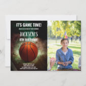 グリーンとホワイトクラウドバスケットボール誕生日 招待状 (正面)